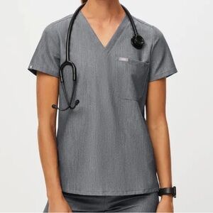FIGS Catarina One-Pocket Scrub Top in Graphite Gray  Modern Classic Fit Size M.